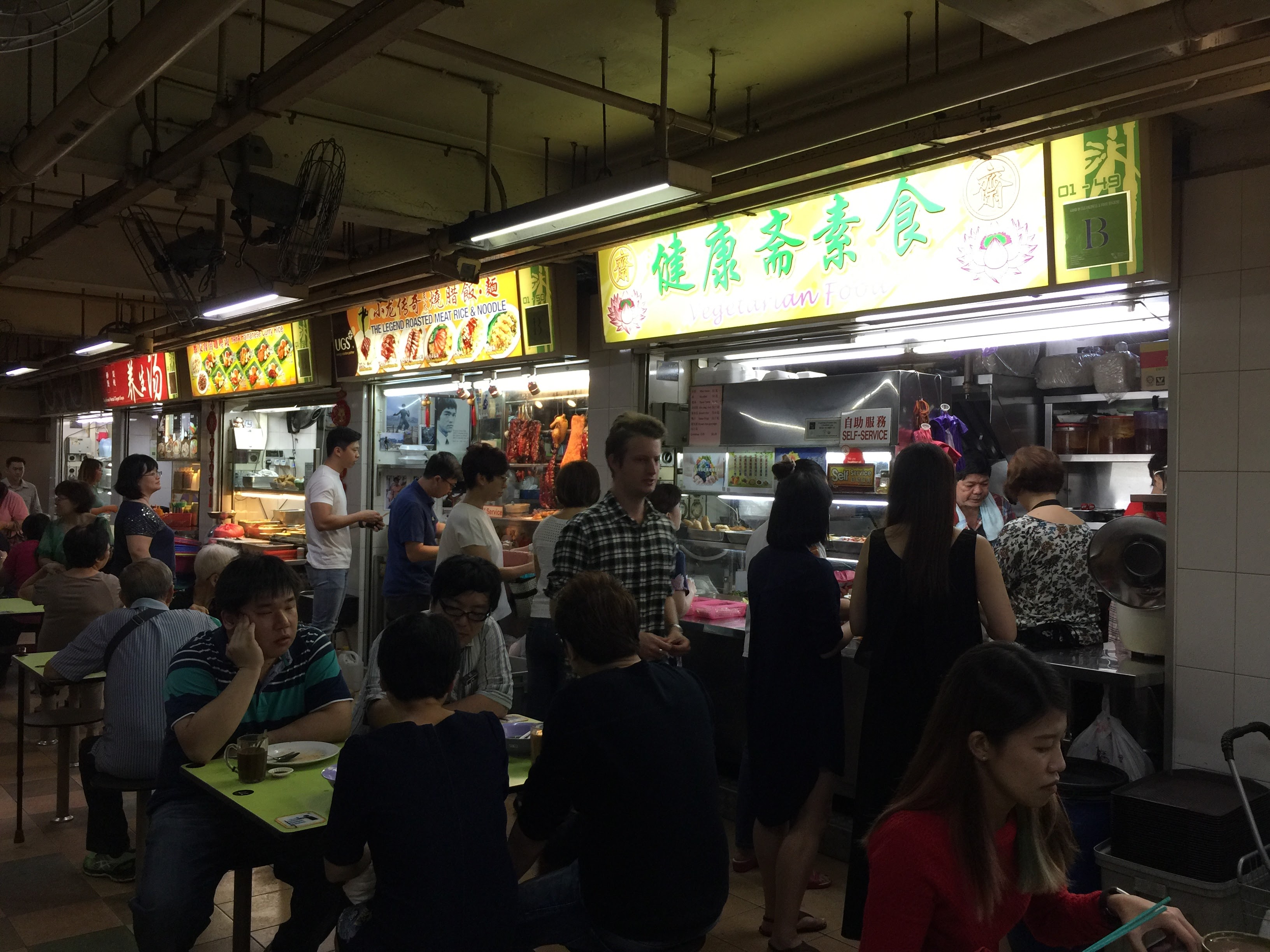 こちらはHong Lim Food Center。超行列しているストールが何件もあって驚きます。