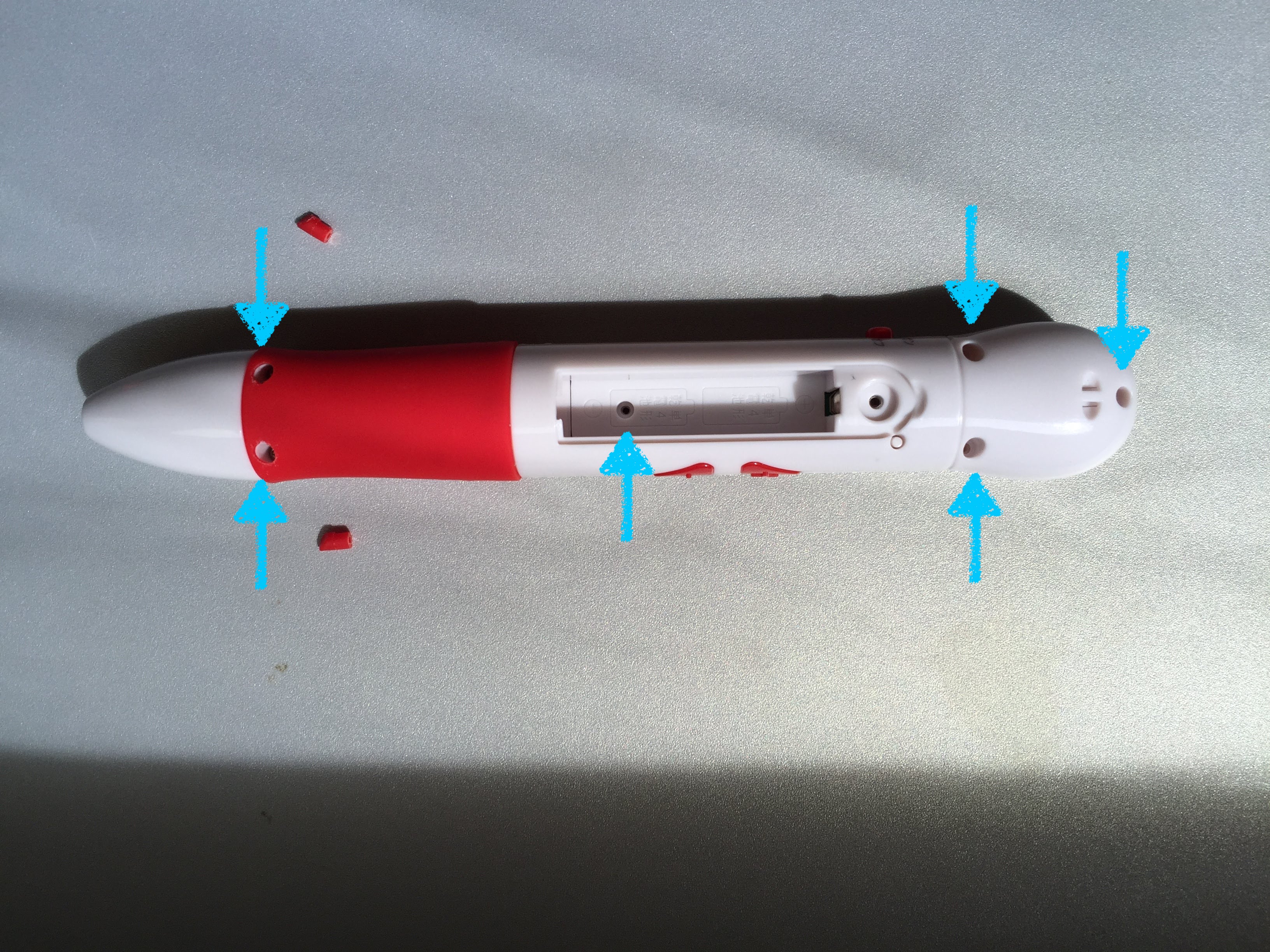 ネジはペンの裏側に5箇所(電池カバーも含めると6箇所)。